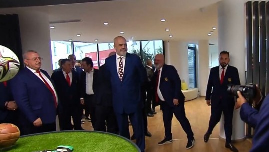 Vizita në FSHF, Rama thumbon Dukën! I drejtohet Infantino-s: Investimet janë rritur që kur iku partia e tij (VIDEO)