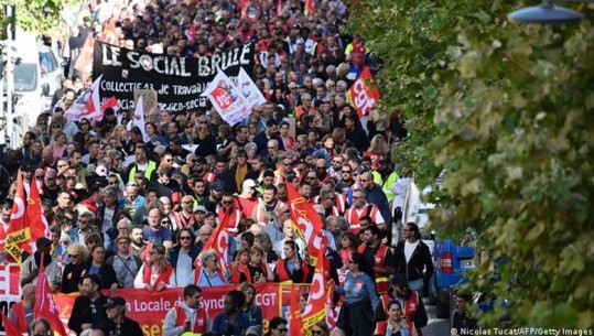 Mijëra francezë protestojnë kundër çmimeve të larta dhe reformës së pensioneve