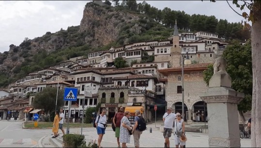 Berat/ Mijëra turistë vizitojnë qytetin e ‘njëmbinjë dritareve’ në çdo stinë! Kryebashkiaku: Këtë viti kemi pritur 100 mijë turistë më shumë se në 2019