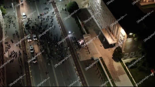 Vdekja e Lear Kurtit, pak protestues i përgjigjen apelit të Berishës për të protestuar! Të pranishëm eksponentë të 'Rithemelimit'/ Foto me DRON