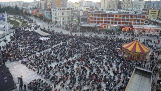 Rama me të rinjtë: Po shohim mundësinë e një fakulteti infermierie dhe mjekësie në Fier, i lidhur me spitalin memorial rajonal