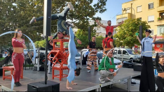 Artistët e cirkut Kombëtar japin performancë me lojëra dhe akrobaci gjatë maratonës