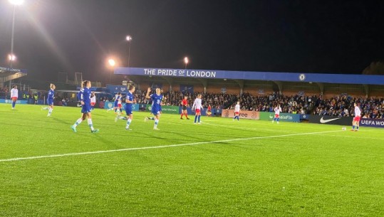 Tifozi i veçantë, Armando Broja ndjek në stadium ndeshjen e Vllaznisë së vajzave kundër Chelsea-s (FOTO)