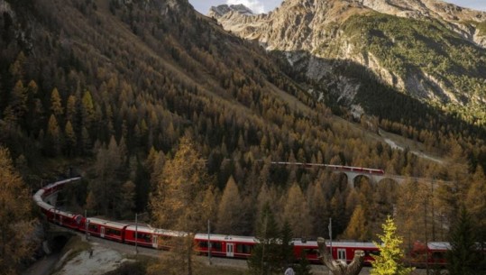 FOTO/ Zviceranët fitojnë rekordin për trenin më të gjatë të pasagjerëve në botë! Turistët fotografojnë shinat më spektakolare nëpër Alpe