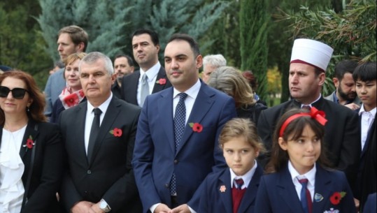 FOTOT/ Majko shtrëngon duart me Këlliçin, Basha nën shoqërinë krerëve të komuniteteve fetare! Çfarë nuk u pa në nderimin e britanikëve të rënë