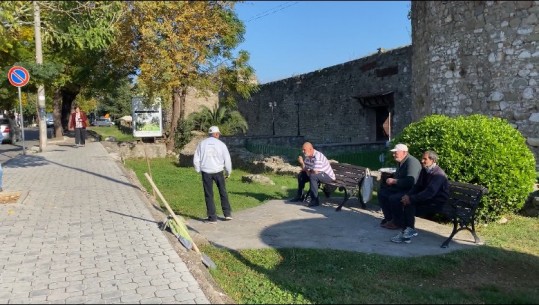 Me sytë nga ‘rruga’, në lulishten e të papunëve të Elbasanit!64-vjeçari: Je plak më thonë, nuk të marrim ty në punë