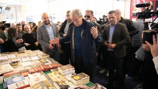 Berisha zbulon se çfarë bleu në Panair: Mora librin e një shoqeje të fakultetit, në SHBA është aktiviste e zjarrtë e mbrojtjes së çështjeve shqiptare