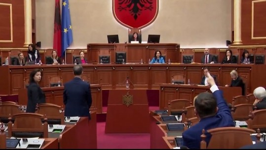 Deputetët socialistë nuk mbajtën 1 minutë heshtje për 38 intelektualët e vrarë nga komunizmi, ish të përndjekurit politikë: Të kërkojnë falje (VIDEO)