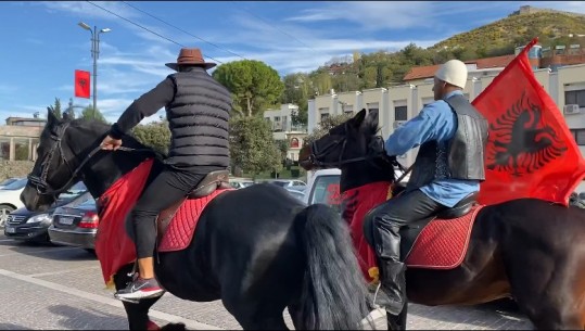 Festa e Çlirimit, paradë me kuaj e makina në Lezhë! Mesazh për qeverinë: Ndaloni largimin e të rinjve dhe shpopullimin e vendit (VIDEO)