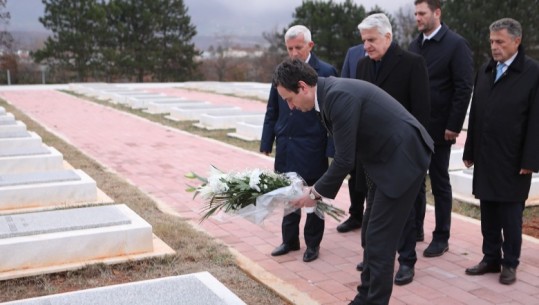 Kurti dhe Majko vendosin lule në varrin e Hasan Prishtinës në Kukës! Deputeti i PS: Fati i të vërtetës shqiptare