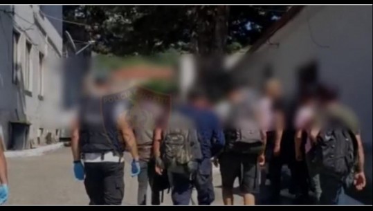 Përfitoi nga errësira dhe u arratis, shpallet në kërkim i riu që po transportonte 9 emigrantë të paligjshëm në Pogradec