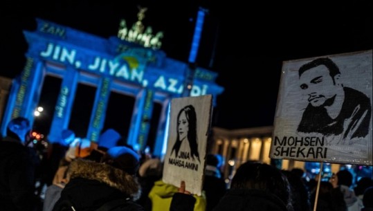 Iran/ Protestat anti-qeveritare, 2 persona dënohen me vdekje për vrasjen e oficerit të sigurisë, tre të tjerë lirohen