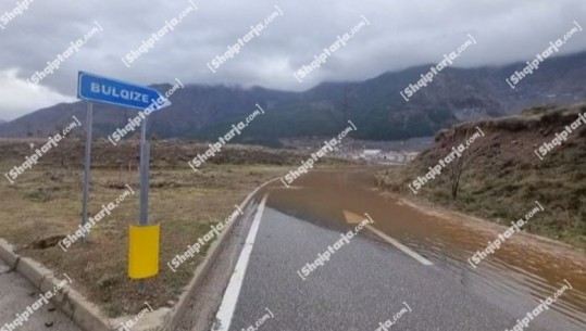 Dibër/ Prezencë uji në rrugën e Arbrit, probleme tek ura që lidh dy lagjet e Bulqizës (VIDEO)