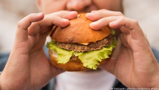 Ushqimet e shpejta sjellin humbjen e fillit të të menduarit! Ja sa i lartë është rreziku i humbjes së kujtesës dhe logjikës nga 'fast food-i'