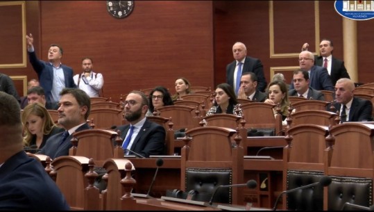 Grupi i deputetëve të PD heq dorë nga kaosi, do kthehet sot në Parlament për Buxhetin faktik