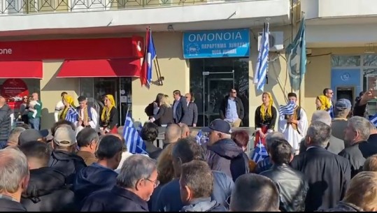 Mitsotakis në qendër të Himarës, takon banorët atje! Pritet me flamuj grek