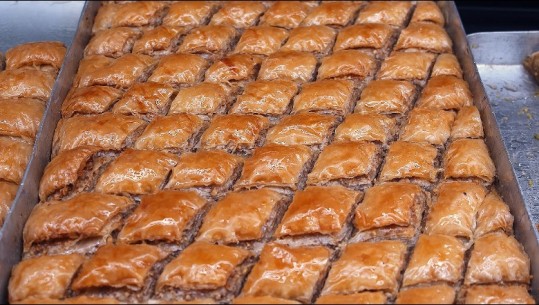 Bakllava në shtëpi apo në pastiçeri? Shqiptarët ‘besnik’ ndaj traditës! Diferencë e ulët çmimi, tregtarët: Preferohet me arra