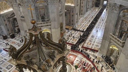 Vdekja e Papës Benedikti XVI, radha e njerëzve kalon pritshmëritë e Vatikanit! 65 mijë qytetarë i dhanë lamtumirën e fundit ditën e parë të homazheve