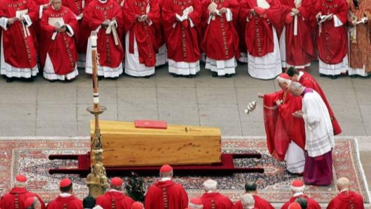 Benedikti XVI përcillet për në banesën e fundit, ceremonia u drejtua nga Papa Françesku: Mirënjohjës për përkushtimin dhe urtësinë e tij