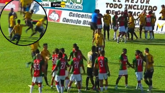 VIDEO/ Përleshje masive dhe grushta, fusha e futbollit kthehet në ring