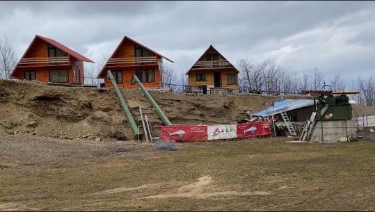 Koha e ngrohtë fut në ‘krizë’ turizmin dimëror! Pista e skive në Dardhë pa vizitorë nga mungesa e dëborës! Bizneset ankohen: Fitimi u përgjysmua