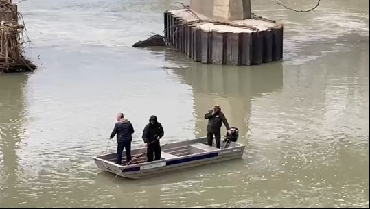 Detaje të reja nga zhdukja e të riut që dyshohet se ra me makinë në lumin 'Seman', 26 vjeçari kishte ardhur nga Gjermania për pushime