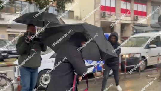 Ish kryebashkiaku i Kavajës del nga ambientet e SPAK, refuzon të japë deklaratë për mediat (VIDEO)