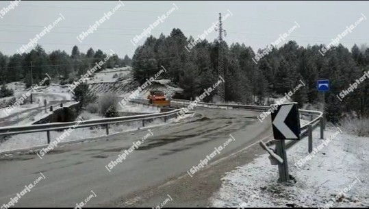 Reshjet e dëborës në Korçë, qarkullimi i mjeteve pa problematika! Dëmtime në 2 shkolla nga erërat, përmirësohet furnizimi me energjinë elektrike