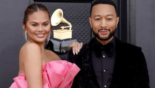 Modelja Chrissy Teigen ndan foton e parë të foshnjës së saj të porsalindur, emri i vogëlushes si i gjyshes së bashkëshortit