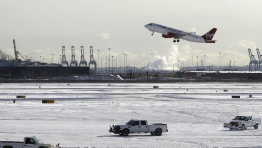 Minus 10 gardë celsius, temperaturat e ulëta anulojnë 100 fluturime në Londër