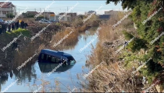 Harroi që të vendosë mjetin në frena, furgoni i boshatisur bie në një kanal në Lezhë (VIDEO)