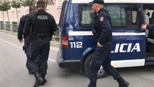 Korçë, dhunoi efektivin e policisë se i hoqi patentën dhe e gjobiti, në pranga 48-vjeçari