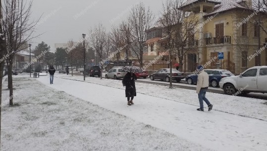 Kartolinë nga Korça! Qyteti zbardhet nga dëbora (FOTO+VIDEO)