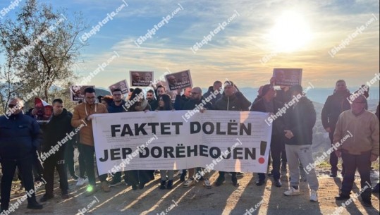 Të rinjtë e FRPD protestë pranë banesës së Ramës në Surrel, i kërkojnë dorëheqjen (VIDEO)