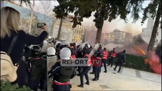 Tensionet mes policisë dhe protestuesve jashtë kuvendit, 3 persona shoqërohen në komisariat