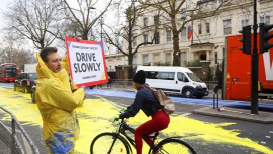 Arrestohen protestuesit në Rusi, pikturuan rrugën jashtë ambasadës me ngjyrën e flamurit ukrainas(Foto)