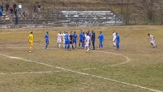 Grushtohet arbitri në Gramsh, dhunë pasi akordoi një penallti! Ndërpritet ndeshja me Valbonën! Shoqërohet presidenti i klubit, nën hetim babai i tij (VIDEO)