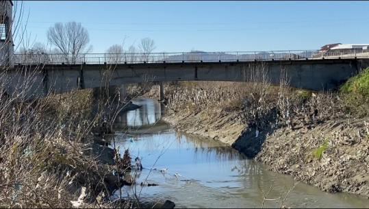 Ndotja alarmante e lumit Ishëm, ‘mbytet’ nga shishet plastike dhe mbetjet urbane! Inxhinieri i mjedisit: Rrezik për jetën e banorëve