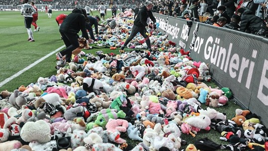 Pamje emocionuese nga stadiumi, 'shi' lodrash për fëmijët e mbetur jetim nga tërmeti në Turqi (VIDEO)