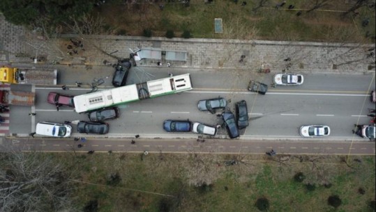 Dalin FOTOT  dhe VIDEO me dron nga aksidenti i autobusit të Unazës në Tiranë! Të përfshira 10 makina