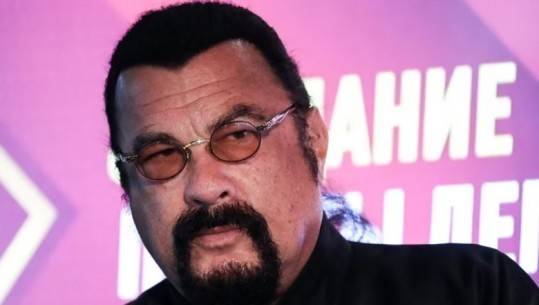 Putin dekoron aktorin amerikan, Steven Seagal