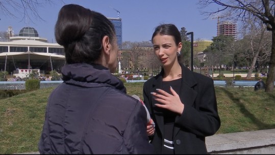 VIDEO/ I iku për pak sekonda autobusi që mori para 10 makina në Tiranë, qytetarja: Nuk arrita në kohë në stacion! Isha me fat që shpëtova