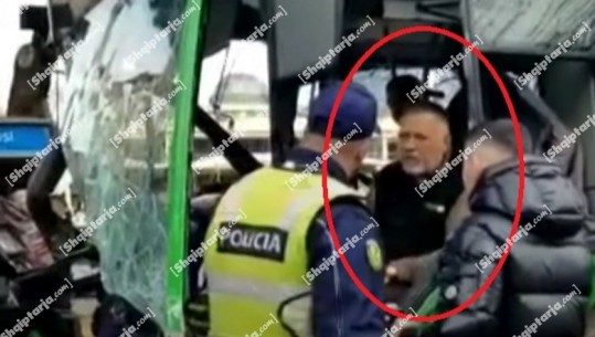 Del FOTO/ Ky është shoferi i autobusit që shkaktoi aksidentin, momenti i parë kur flet me policin