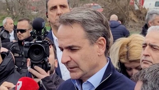 Mitsotakis mbërrin në Larisa ku ndodhi përplasja e 2 trenave: Garantoj se do zbulojmë shkaqet e tragjedisë që të mos përsëritet më