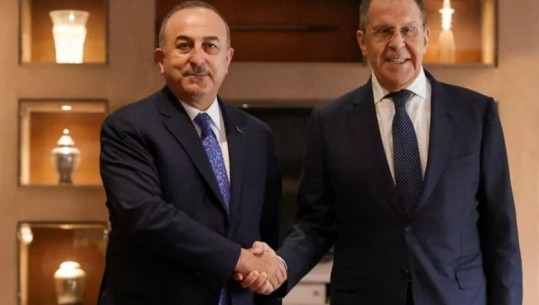 Lavrov: Marrëveshja e grurit rinovohet nëse prodhuesit rusë ekportojnë në tregjet ndërkombëtare