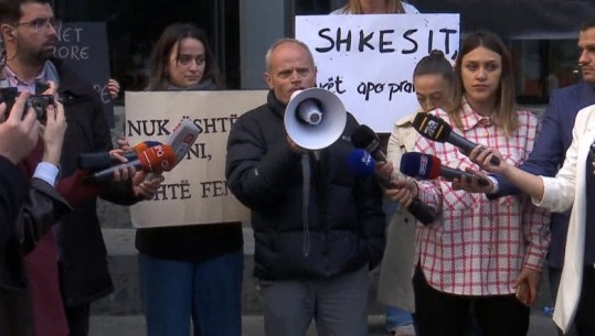 Protesta para Ministrisë së Drejtësisë, akuzat e protestuesit: Kunati më vrau motrën në shtator, po ky gjyqtar, Gerd Hoxha e liroi