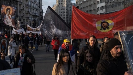 Nacionalistë serbë dhe grupe fetare protestojnë kundër marrëveshjes Kosovë-Serbi