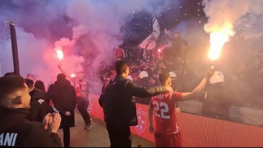 Hodhën mjete piroteknike në stadium dhe u futën në fushë gjatë derbit Partizani-Tirana, në hetim 4 të rinj