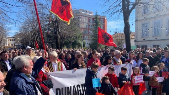 Protesta e banorëve të Dukagjinit, deputeti Benet Beci: I mbështes, do firmos peticionin për t’i kërkuar autoriteteve ndërtimin e rrugës