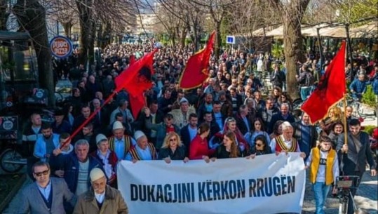 Protesta e banorëve të Dukagjinit për rrugën, Meta: I mbështesim, 69 qytetarë kanë humbur jetën nga aksidentet në rrugën ekzistuese